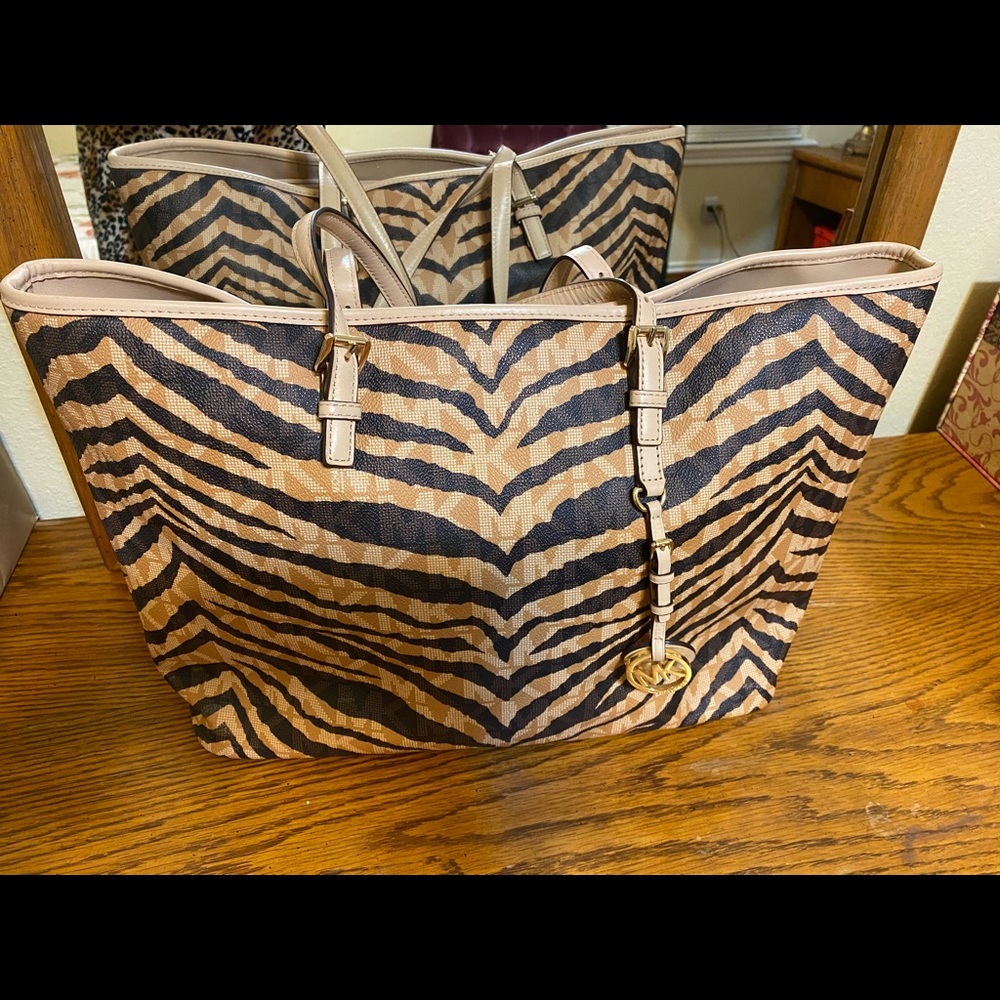 EUC Michael Kors handbag.
